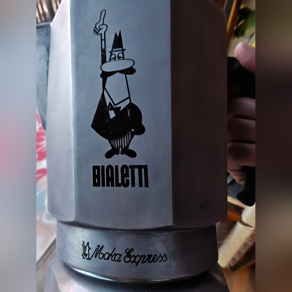Bialetti Stovetop Espresso Maker 18 cup - Picture 2 of 9
